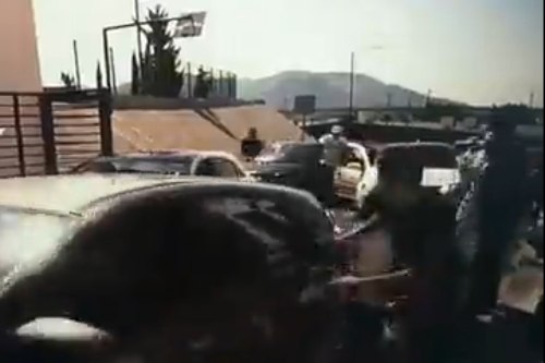 Video ¡DE MIEDO! Decenas de montachoques atacan auto en Las Américas, Ecatepec